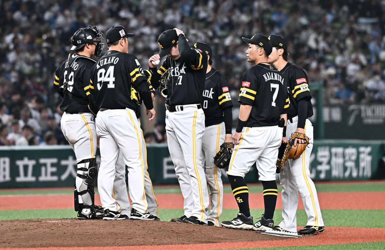 西武対ソフトバンク　7回裏西武1死二塁、西川に適時二塁打を許した有原（中央）のもとに集まるナイン（撮影・滝沢徹郎）