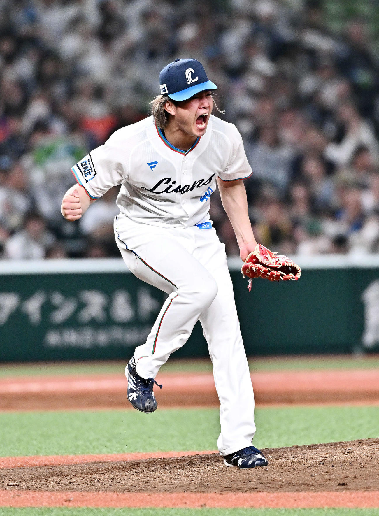 西武対ソフトバンク　8回表ソフトバンク2死、代打嶺井を見逃し三振に仕留め雄たけびを上げる今井（撮影・滝沢徹郎）