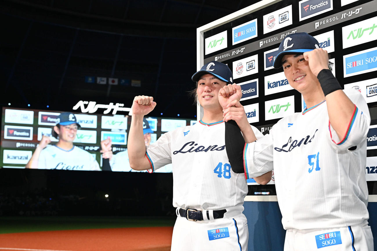 西武対ソフトバンク　ヒーローインタビューを終えポーズを決める西武今井（左）と西川（撮影・滝沢徹郎）
