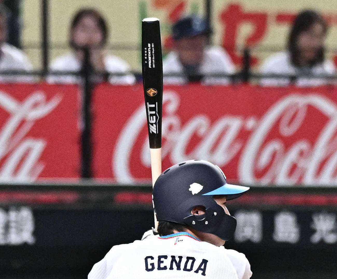 西武対ソフトバンク　1回表西武1死、魚雷バットで打席に立つ源田（撮影・滝沢徹郎）