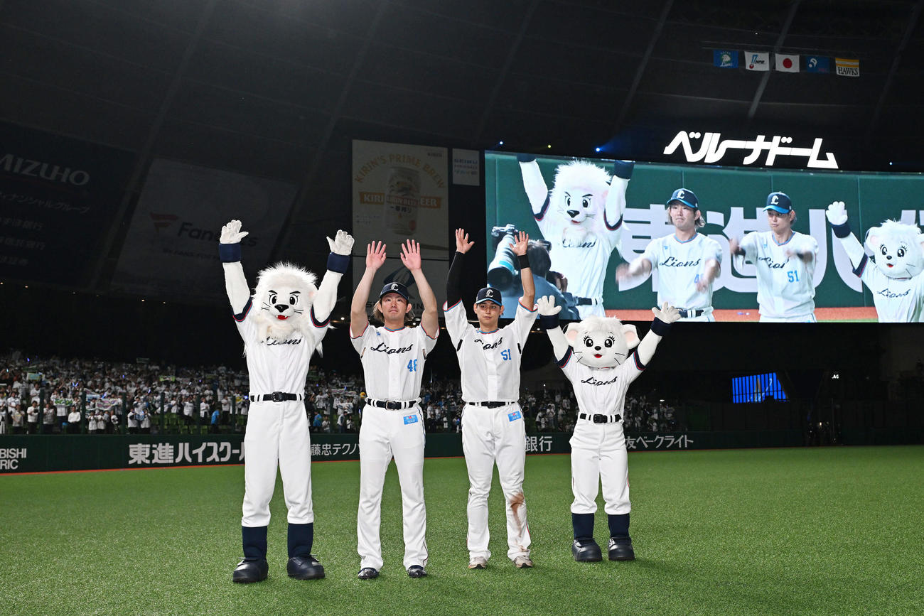 西武対ソフトバンク　試合後、勝利を祝う西武今井（中左）と西川（撮影・滝沢徹郎）