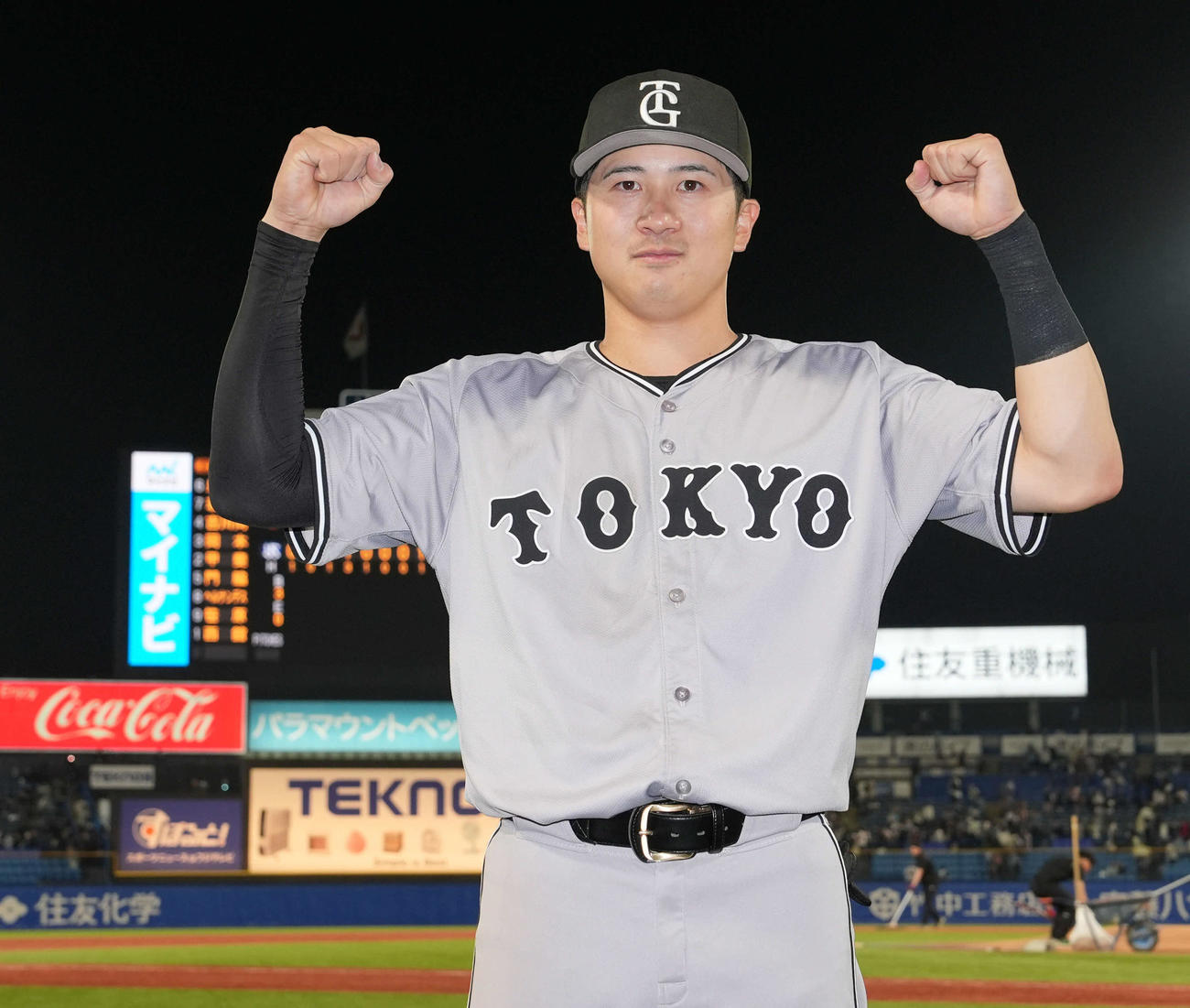 ヤクルト対巨人　ヒーローインタビューを終え記念撮影に納まる巨人泉口（撮影・たえ見朱実）
