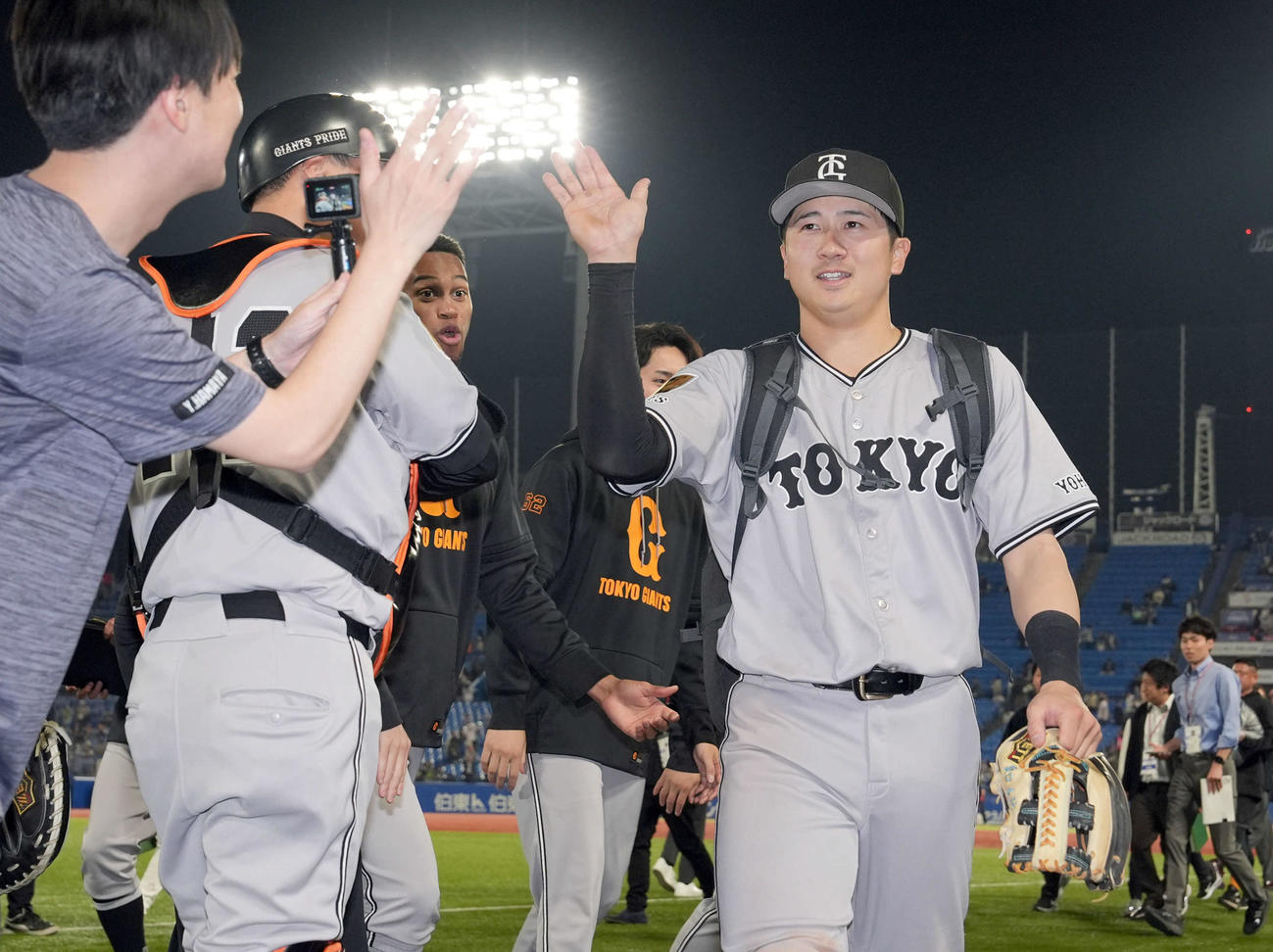 ヤクルト対巨人　ヤクルトに勝利し関係者とハイタッチをする巨人泉口（撮影・たえ見朱実）
