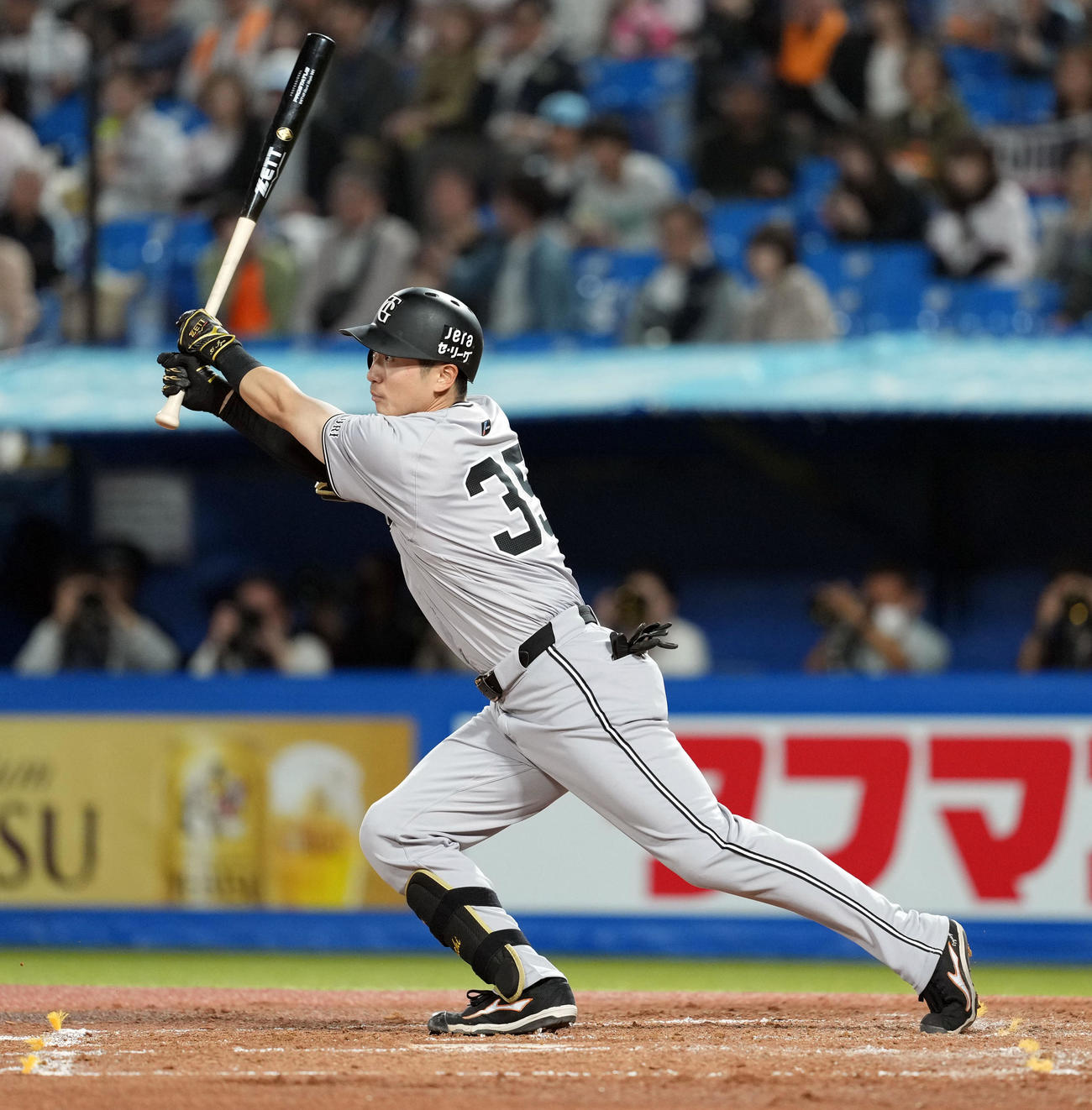 ヤクルト対巨人　3回表巨人2死一塁、左前に適時二塁打を放つ泉口（撮影・たえ見朱実）