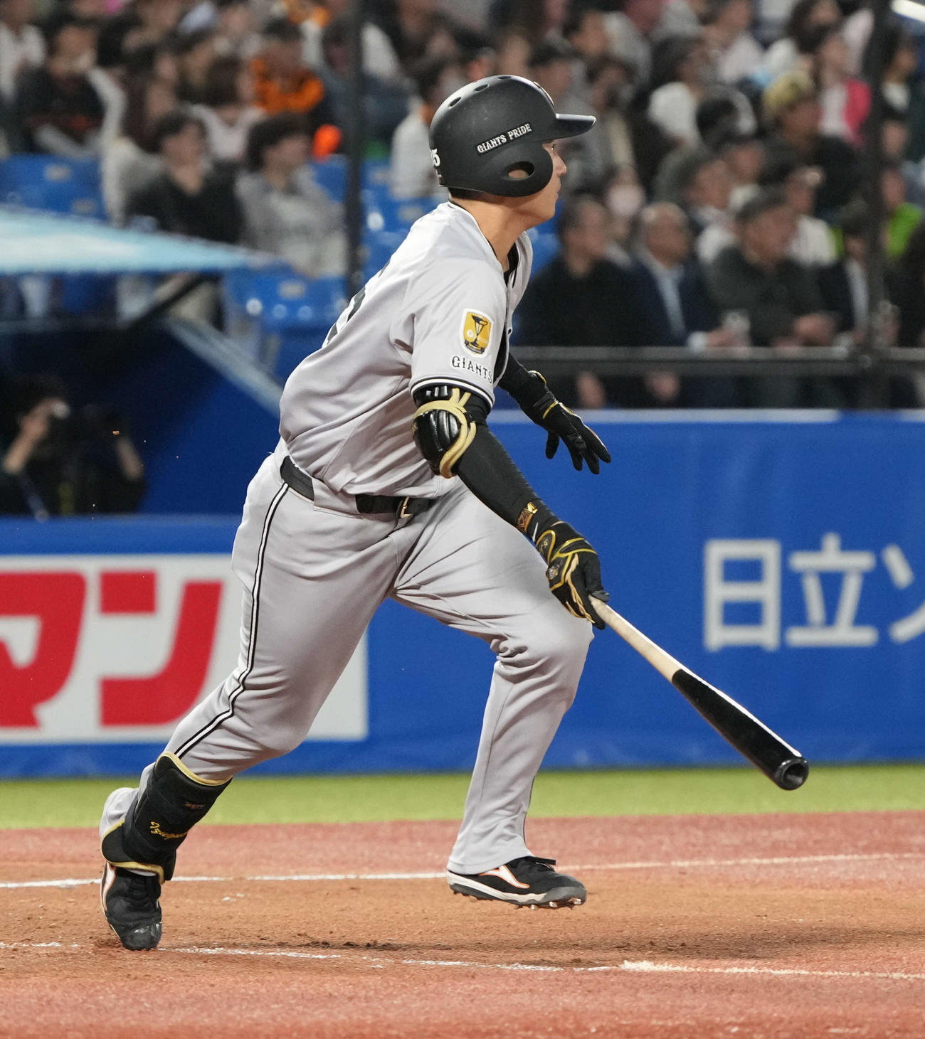 ヤクルト対巨人　3回表巨人2死一塁、泉口は先制中適時二塁打を放つ（撮影・小沢裕）