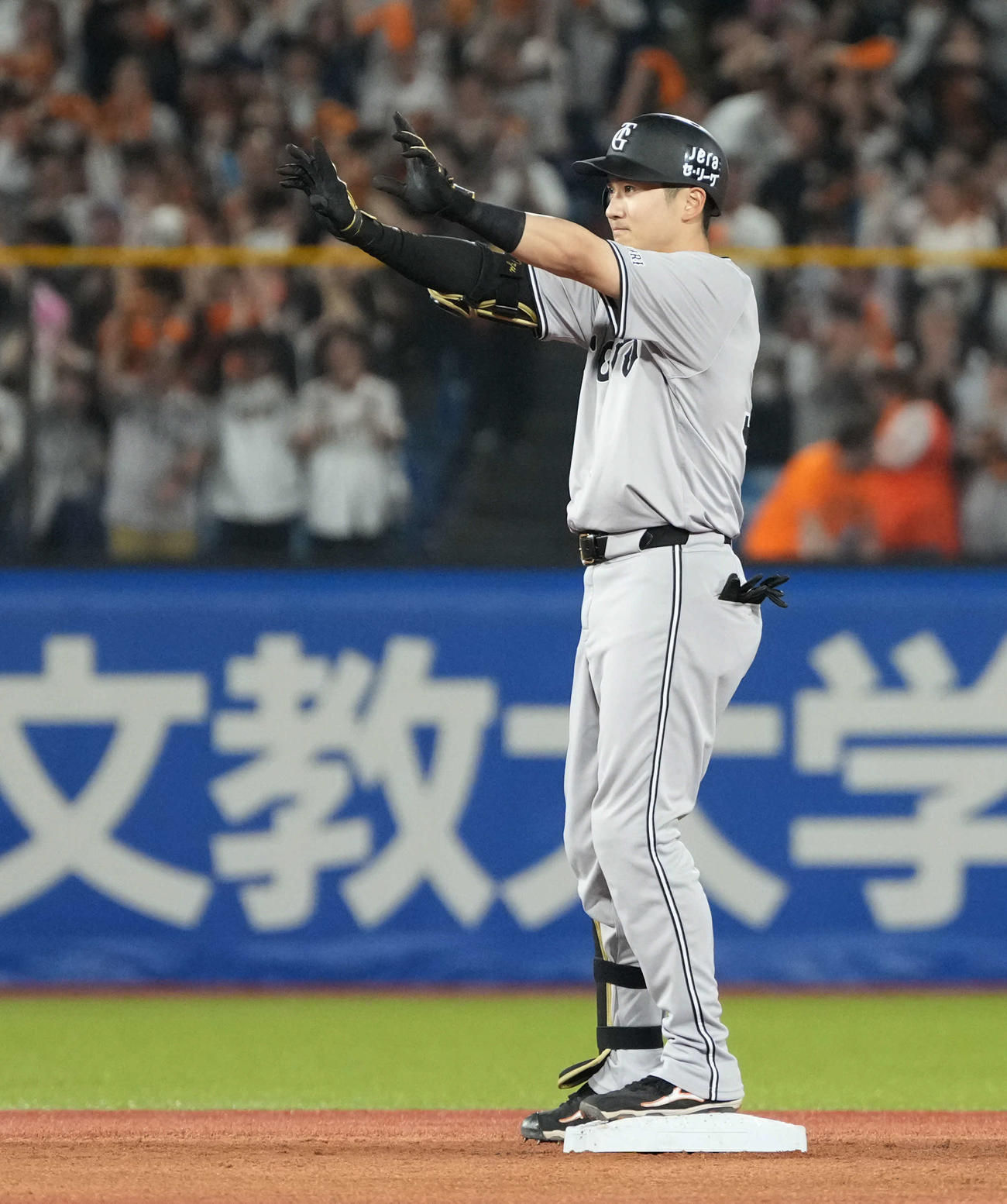 ヤクルト対巨人　3回表巨人2死一塁、泉口は先制中適時二塁打を放つ（撮影・小沢裕）