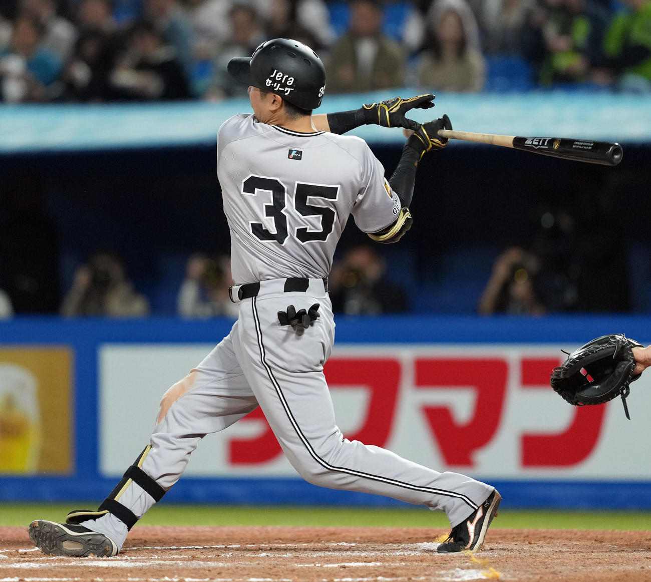 ヤクルト対巨人　7回表巨人2死三塁、中前に適時打を放つ泉口（撮影・たえ見朱実）