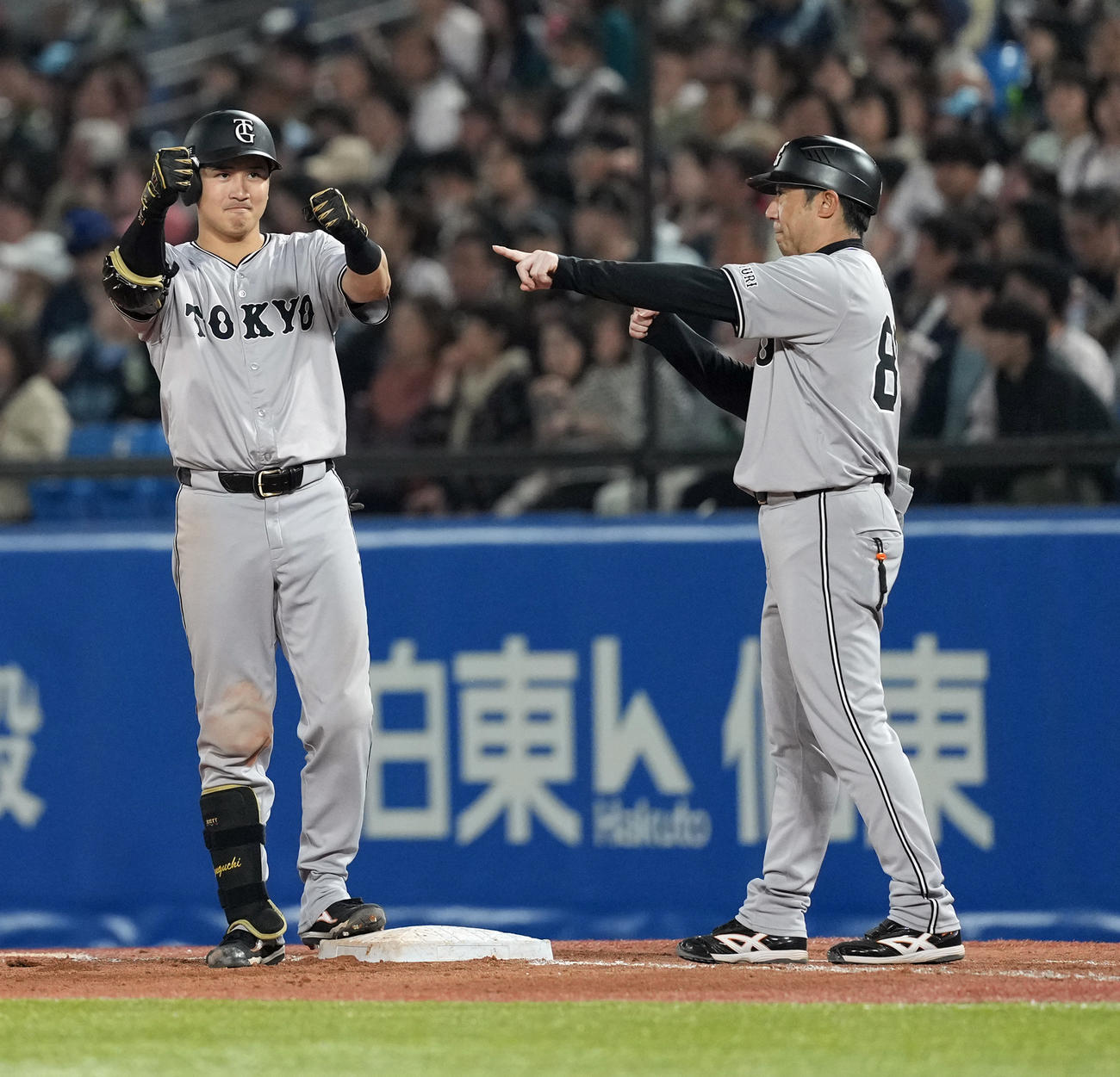 ヤクルト対巨人　7回表巨人2死三塁、中前に適時打を放ちポーズを決める泉口（撮影・たえ見朱実）