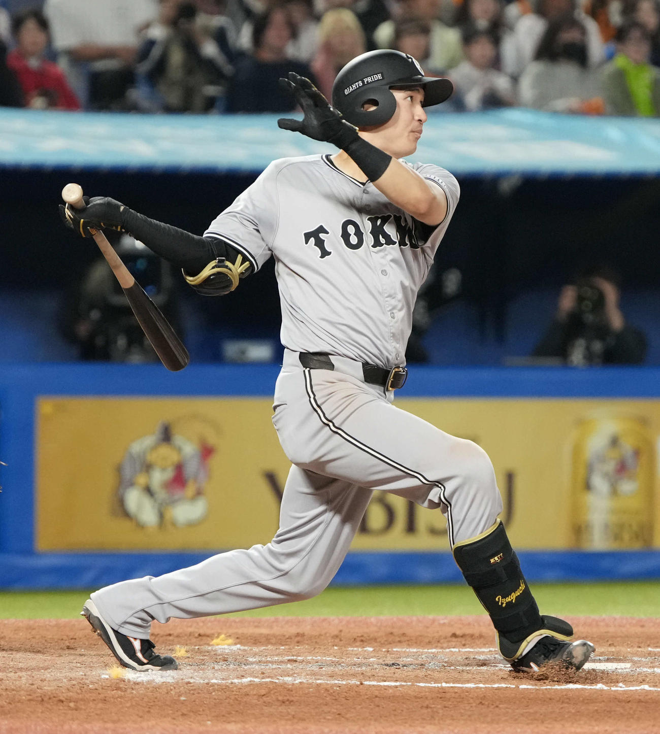 ヤクルト対巨人　7回表巨人2死三塁、泉口は中前適時打を放つ（撮影・小沢裕）