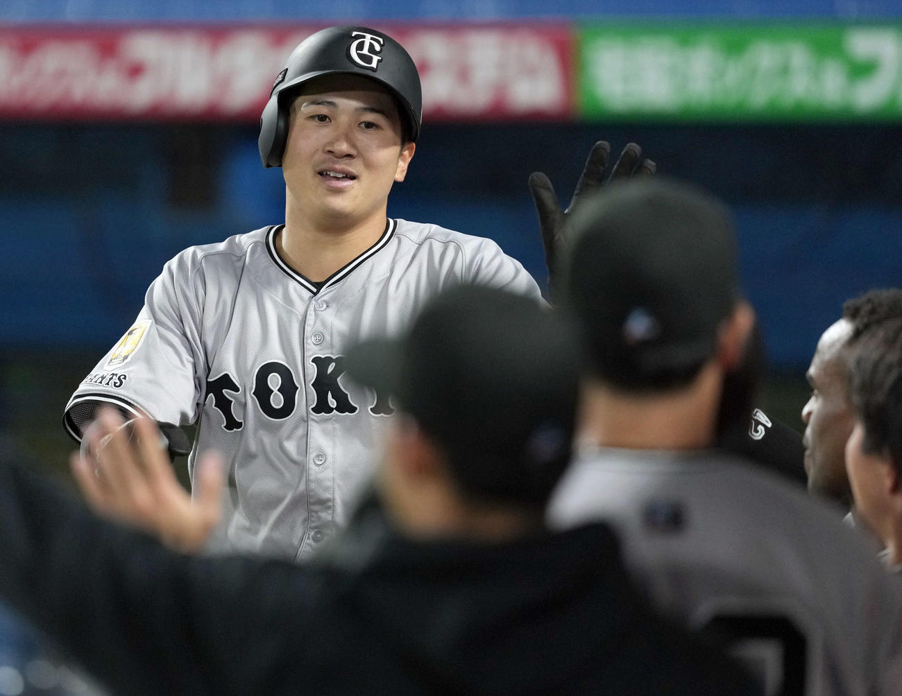 ヤクルト対巨人　7回表巨人2死一塁、若林の二塁打で生還した泉口（撮影・たえ見朱実）