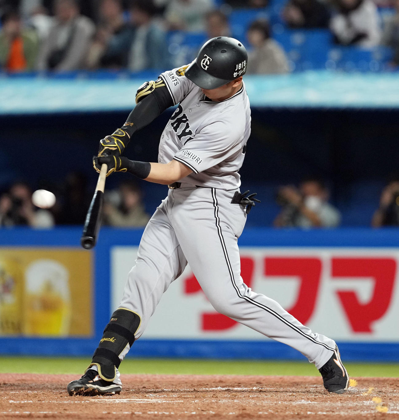 ヤクルト対巨人　3回表巨人2死一塁、左前に適時二塁打を放つ泉口（撮影・たえ見朱実）