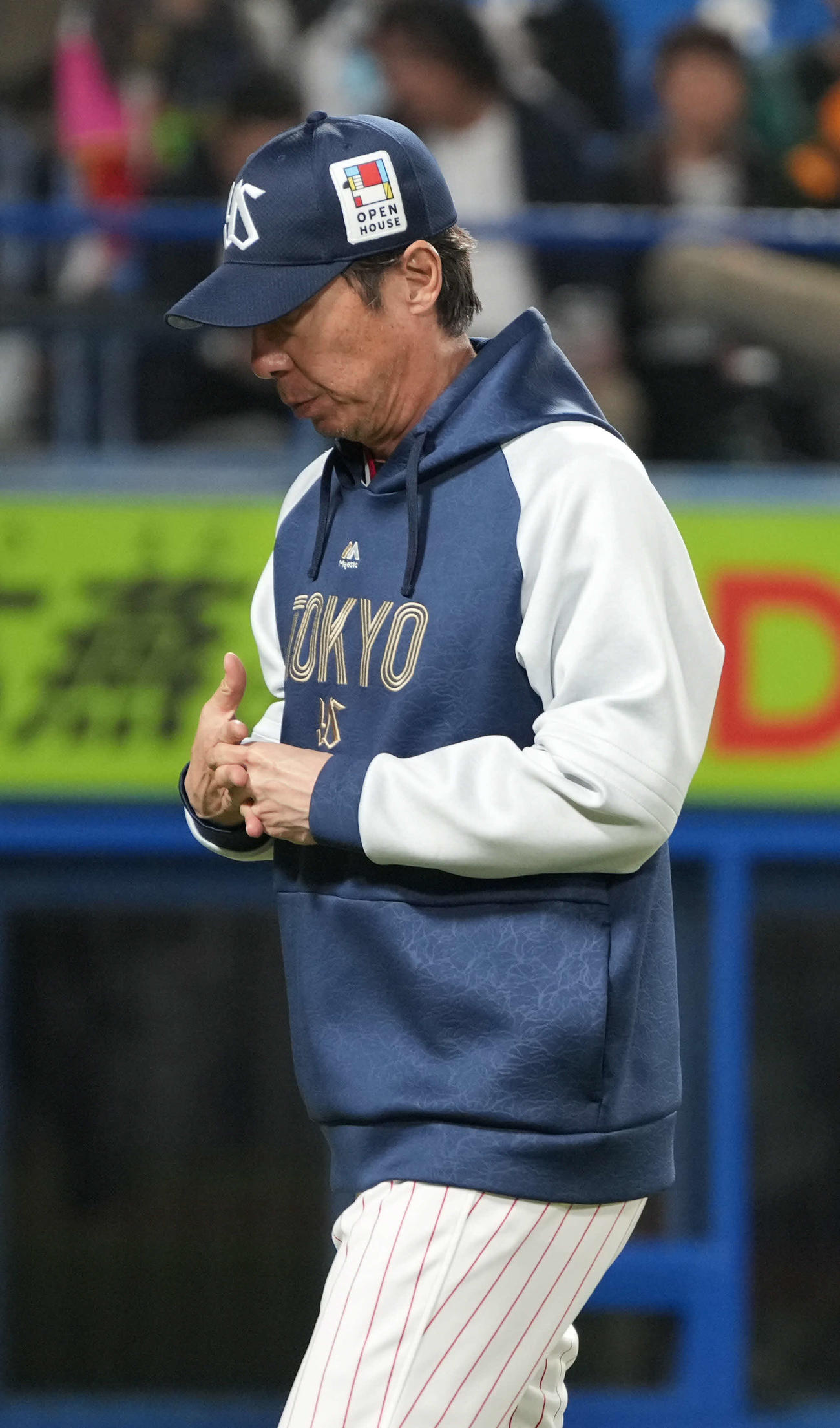 ヤクルト対巨人　選手交代を告げベンチへ引き揚げるヤクルト高津監督（撮影・小沢裕）