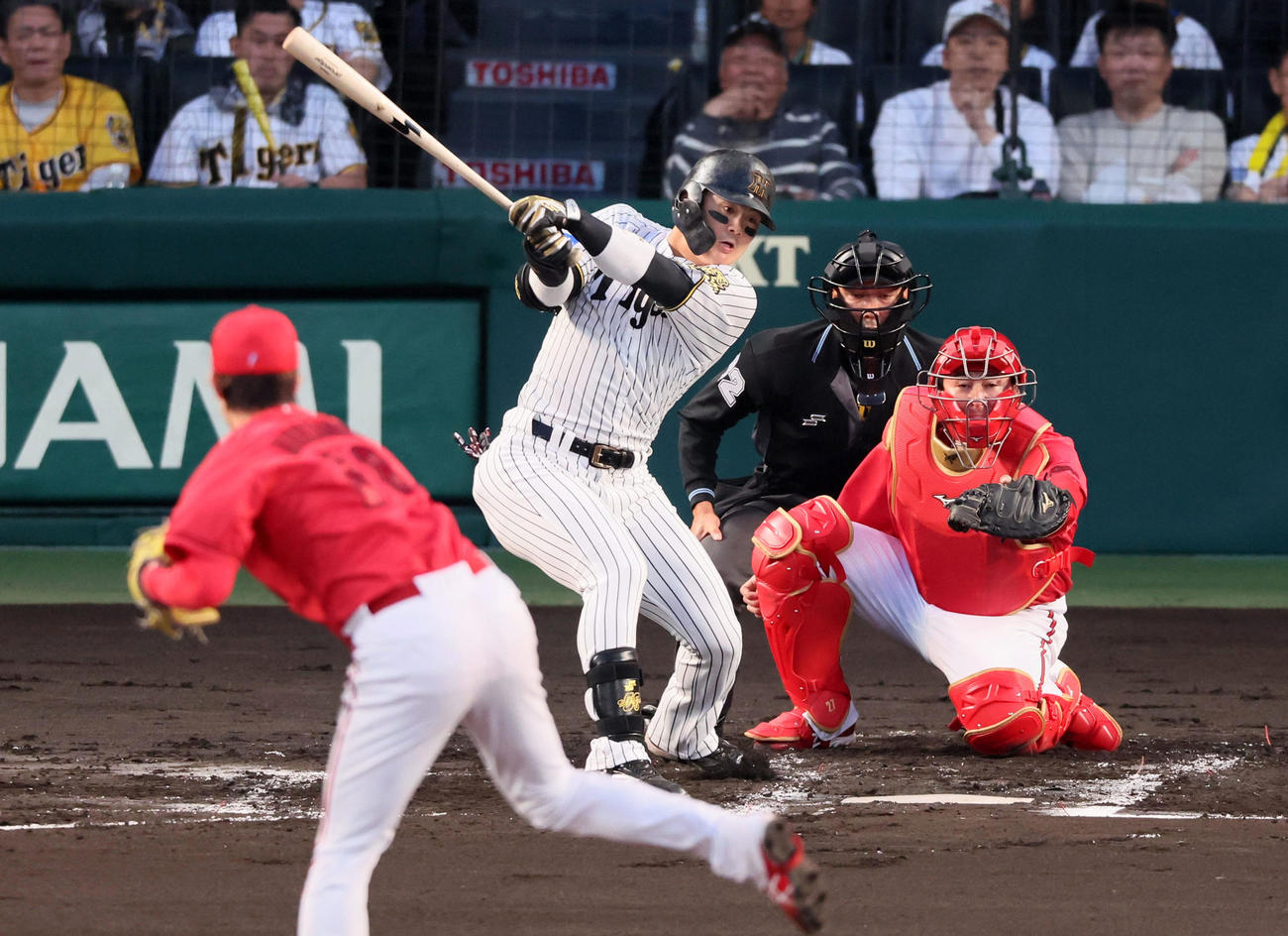 阪神対広島　1回裏阪神2死満塁、前川は左前2点適時打を放ち先制。投手森下（撮影・加藤哉）