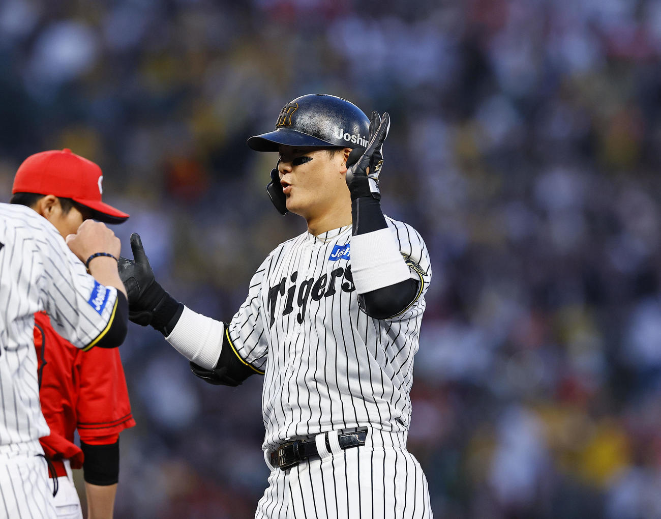 阪神対広島　1回裏阪神2死満塁、前川は左前に先制2点適時打を放ち喜ぶ（撮影・藤尾明華）