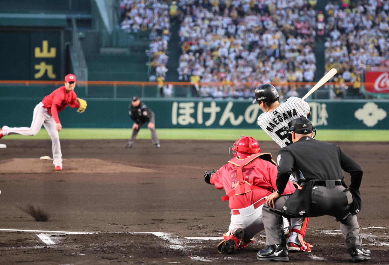 阪神対広島　1回裏阪神2死満塁、前川は左翼へ先制2点適時打を放つ（撮影・宮崎幸一）