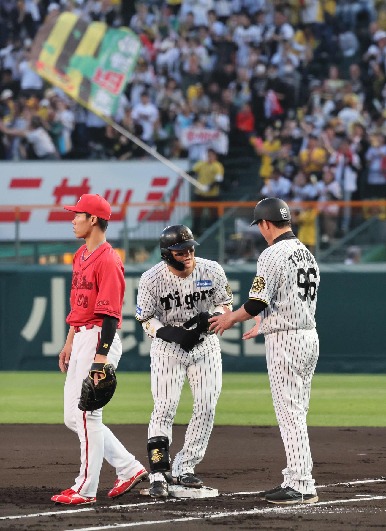 阪神対広島　1回裏阪神2死満塁、前川は左翼へ先制2点適時打を放つ（撮影・宮崎幸一）