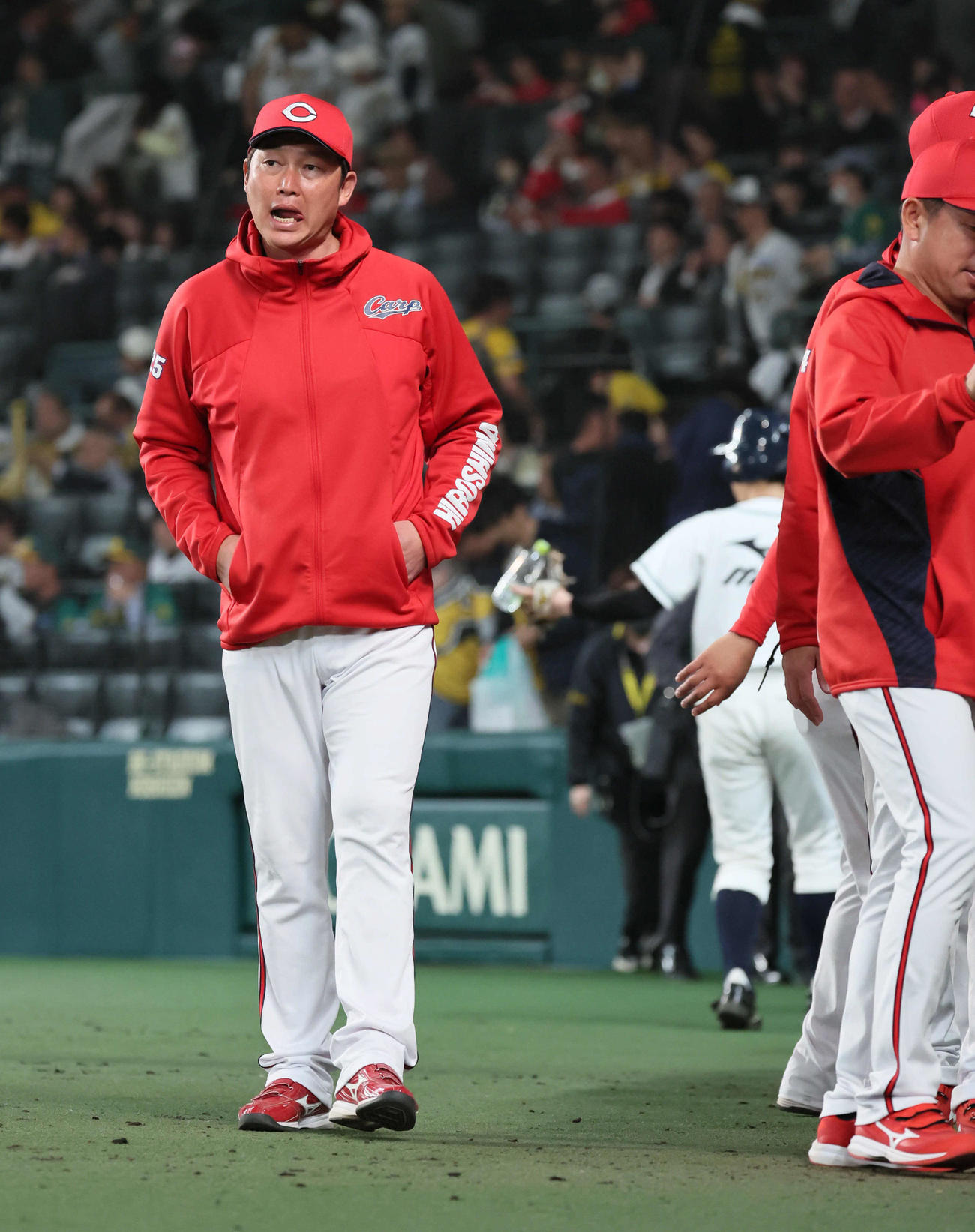 阪神対広島　阪神に勝利し安堵の表情を見せる新井監督（撮影・宮崎幸一）