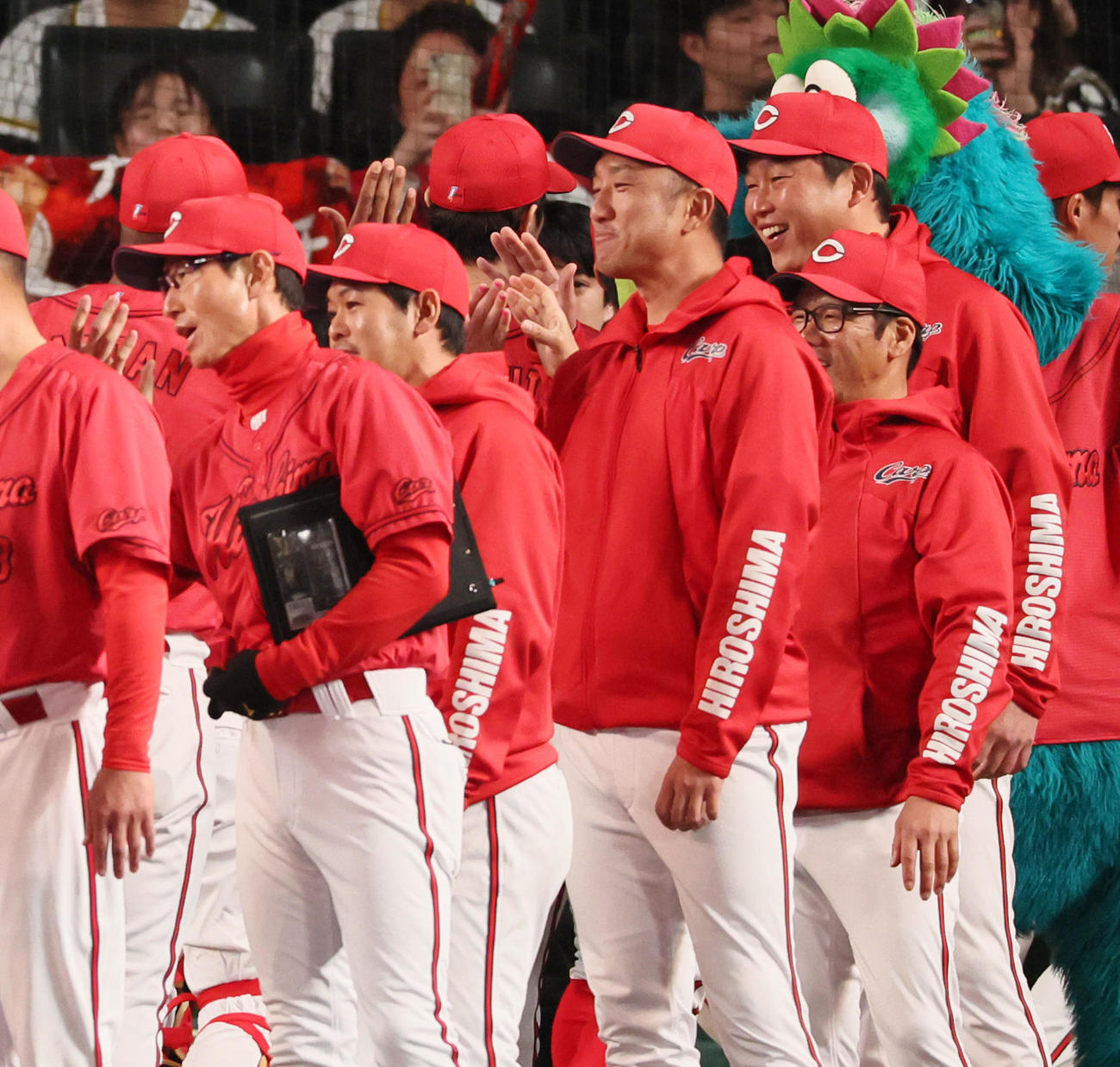 阪神対広島　阪神に勝利し笑顔でナインを迎える新井監督（撮影・加藤哉）