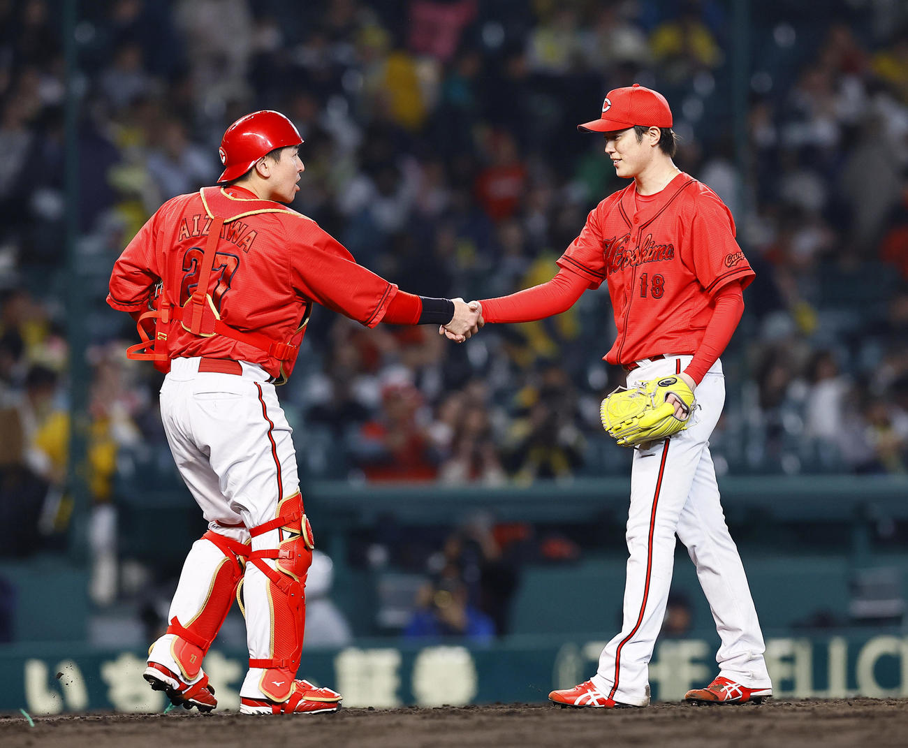 阪神対広島　完投勝利を飾り、会沢と握手を交わす広島森下（撮影・藤尾明華）