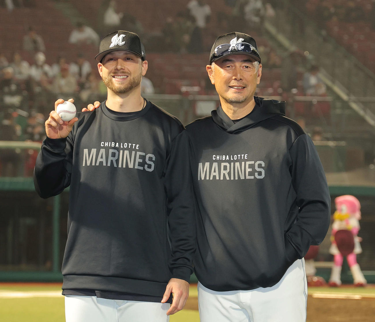 楽天対ロッテ　来日初勝利を飾り、記念球を手に吉井監督（右）と写真に納まるロッテ・ボス（撮影・河田真司）