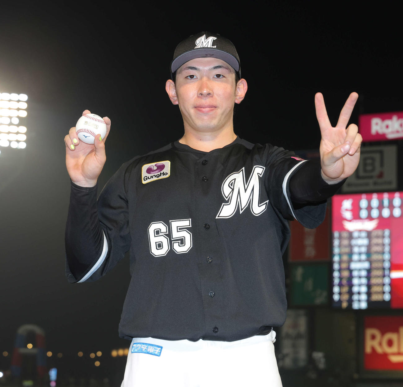 楽天対ロッテ　楽天に勝利し、プロ初本塁打を放ったロッテ寺地は、1試合2本の本塁打を放ちVサインで写真に納まる（撮影・河田真司）