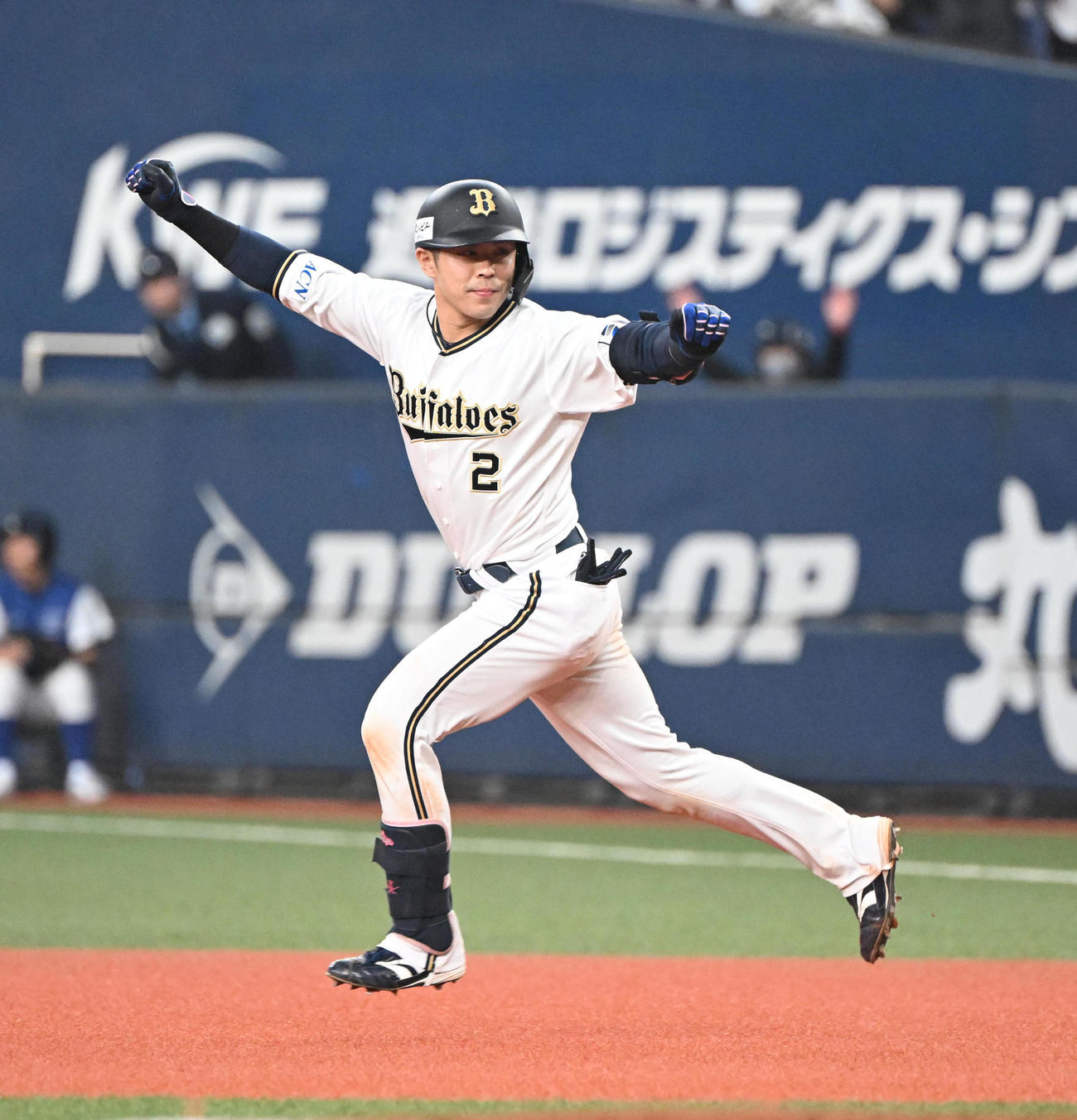 オリックス対日本ハム　9回裏オリックス1死一、二塁、中越えにサヨナラ二塁打を放った若月はガッツポーズ（撮影・和賀正仁）
