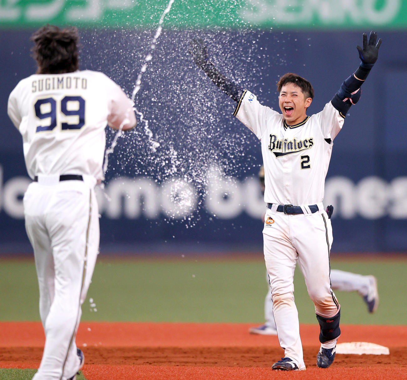 オリックス対日本ハム　9回裏オリックス1死一、二塁、若月はサヨナラ中越え適時二塁打を放ち歓喜する（撮影・上山淳一）