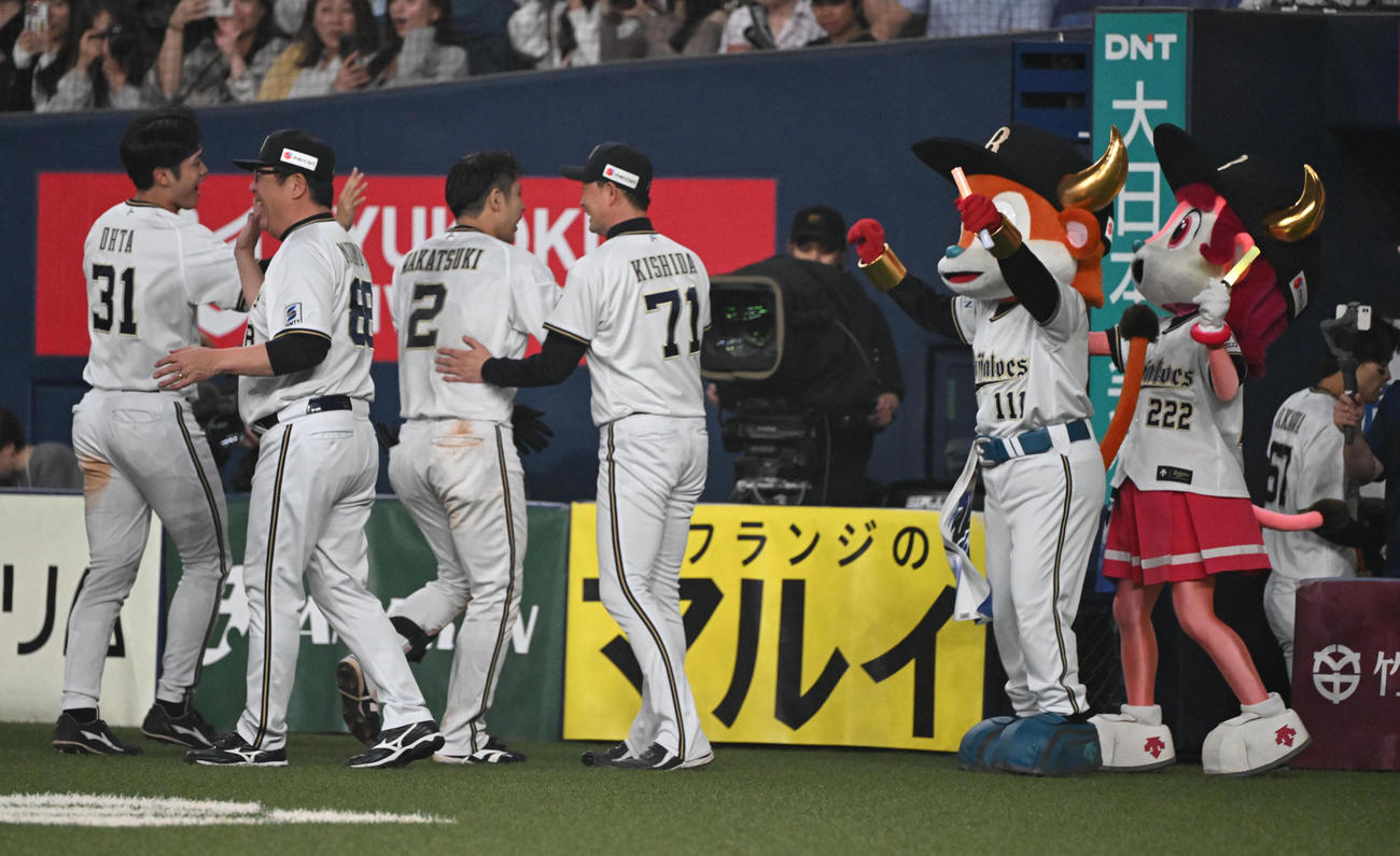 オリックス対日本ハム　サヨナラ打を放った若月を迎えるオリックス岸田監督（撮影・和賀正仁）