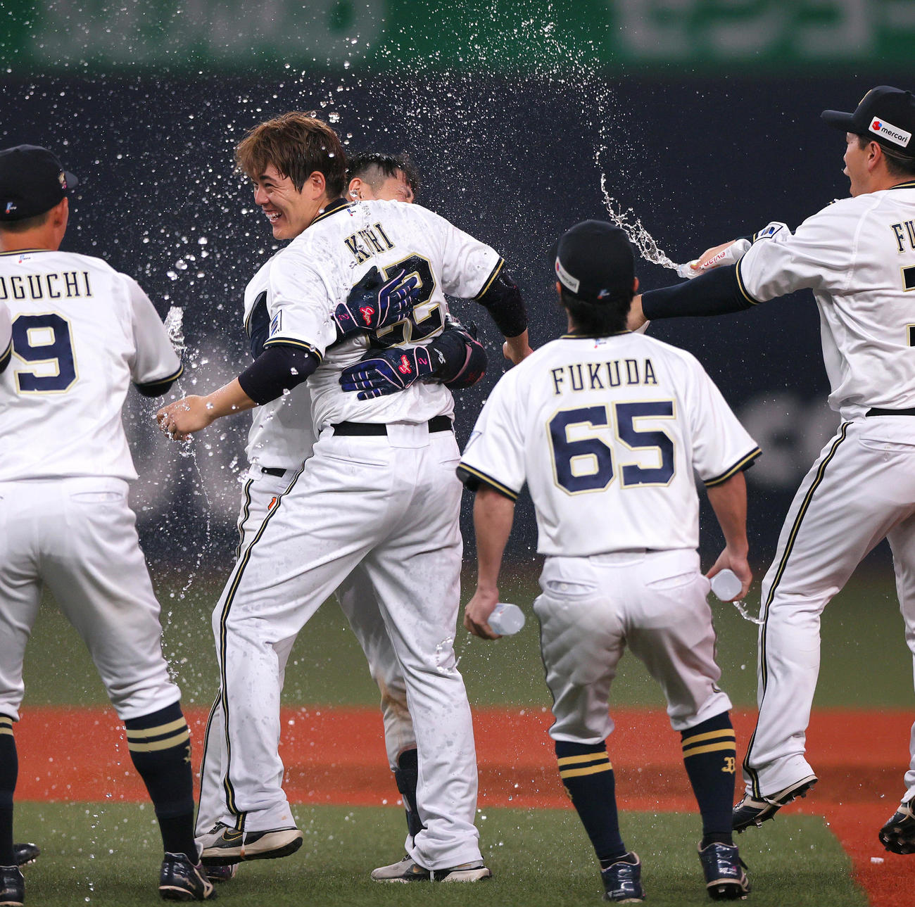 オリックス対日本ハム　9回裏オリックス1死一、二塁、サヨナラ中越え適時二塁打を放った若月（中央）に抱きついて喜ぶ九里（左から2人目）ら（撮影・上山淳一）