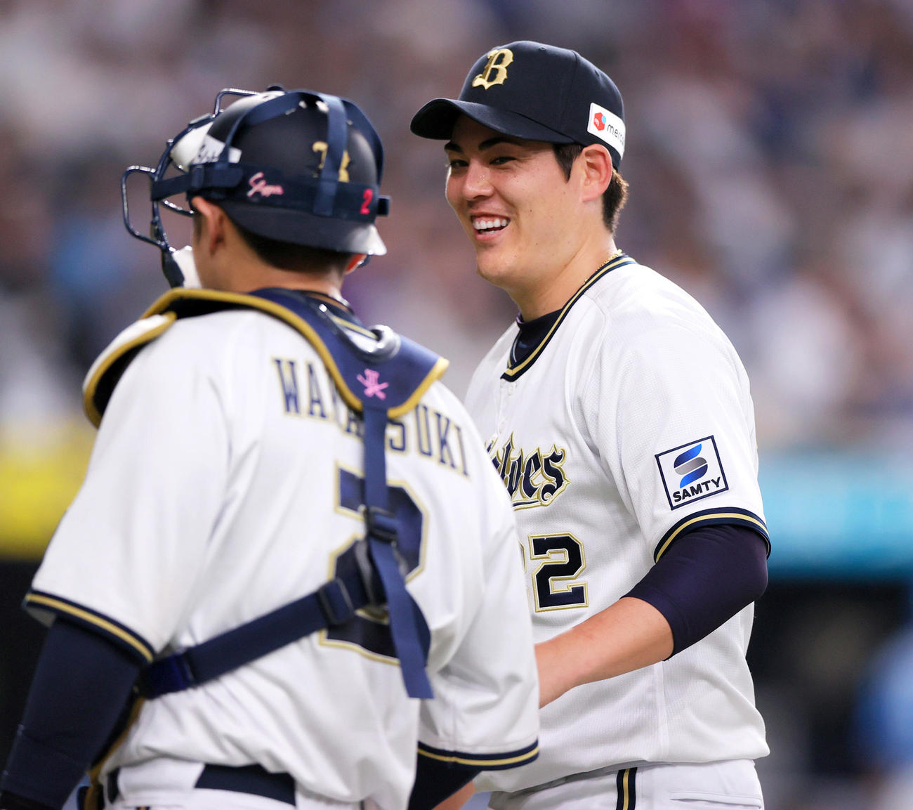 オリックス対日本ハム　6回を投げ終えたオリックス先発の九里（右）は捕手若月と笑顔でタッチをかわす（撮影・上山淳一）