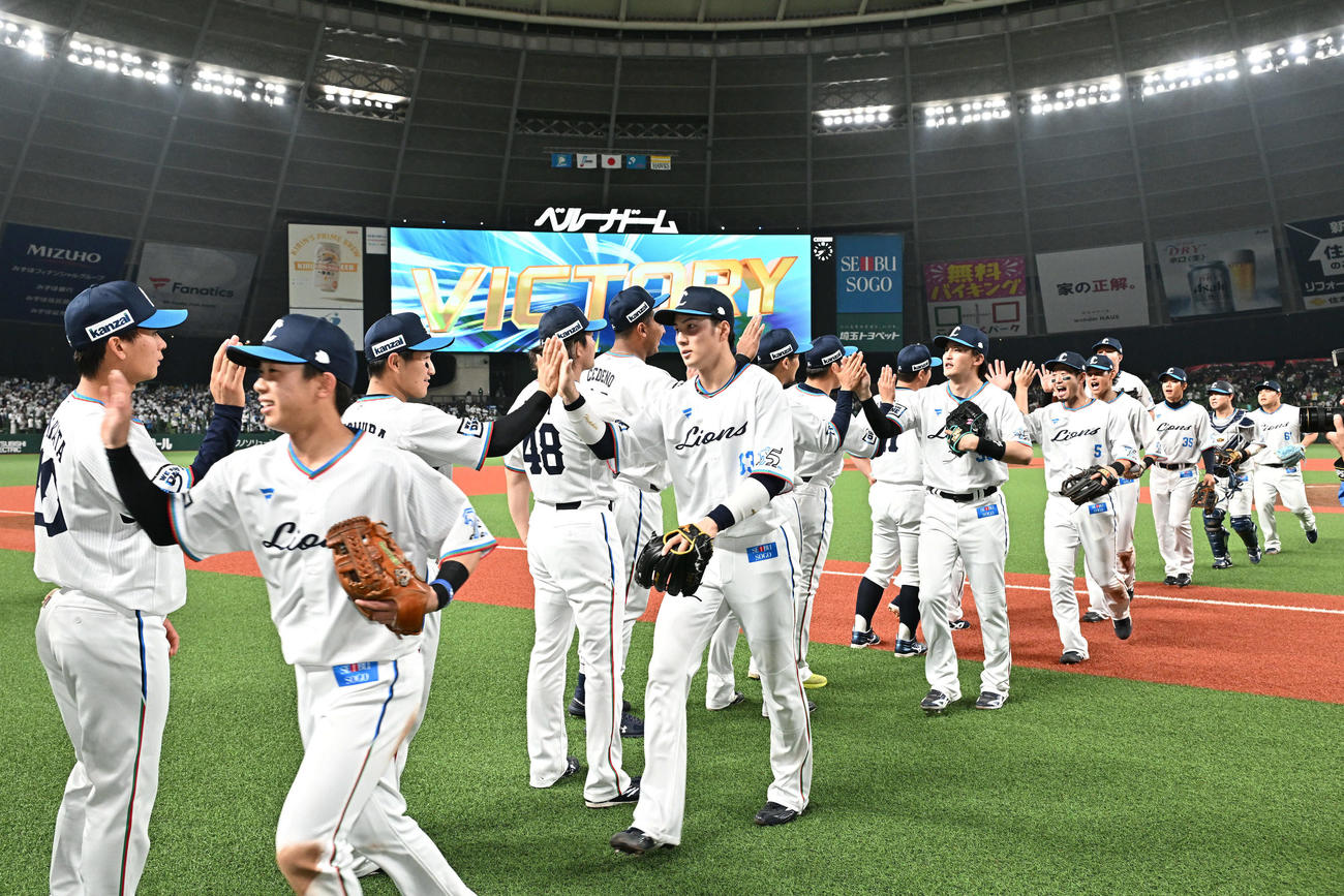 西武対ソフトバンク　試合に勝利しタッチをかわす西武の選手たち（撮影・滝沢徹郎）