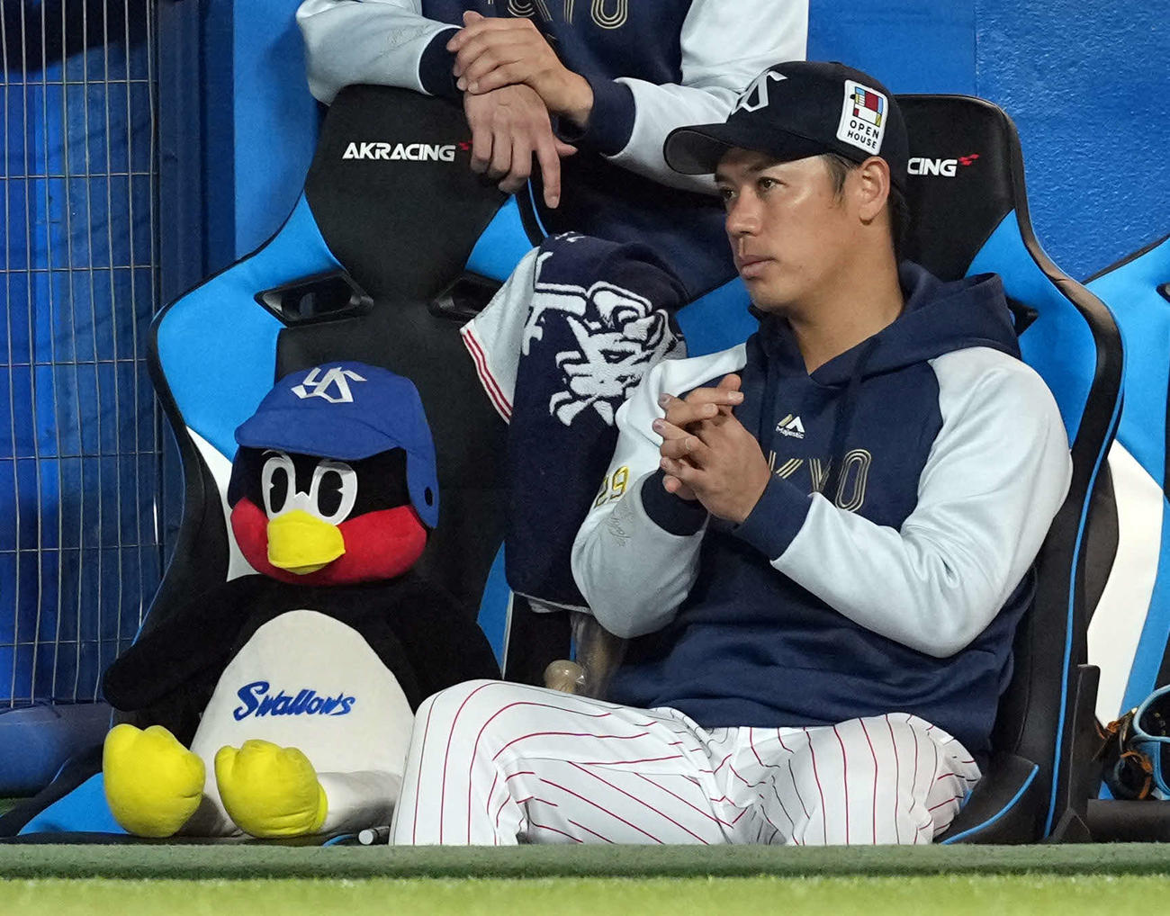 ヤクルト対巨人　ベンチでゲームを見るヤクルト小川（撮影・たえ見朱実）