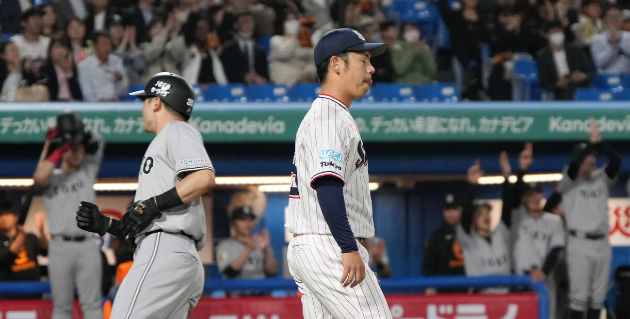 ヤクルト対巨人　3回表巨人2死二塁、ヤクルト先発の小川（中央）は若林の左前適時打で泉口の生還を許す（撮影・小沢裕）