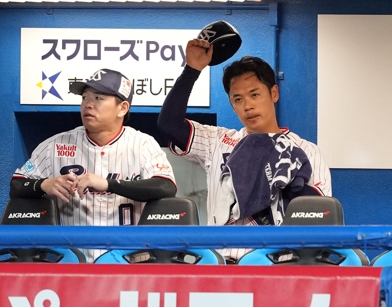 ヤクルト対巨人　7回表巨人2死二塁、6失点でマウンドを降りたヤクルトの先発小川（右）（撮影・たえ見朱実）