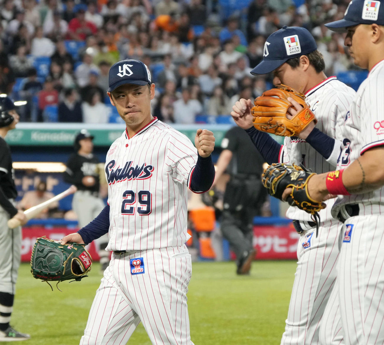 ヤクルト対巨人　2回表巨人2死、ヤクルト先発の小川（左）は荒巻の二ゴロを処理した山田とグータッチ（撮影・小沢裕）