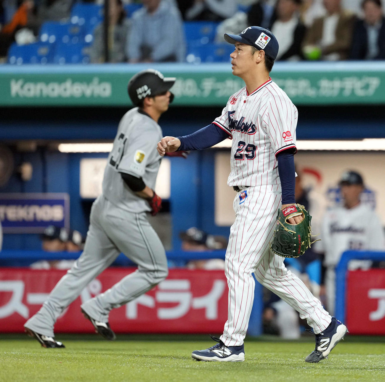 ヤクルト対巨人　3回表、巨人に先制を許すヤクルトの先発小川（撮影・たえ見朱実）