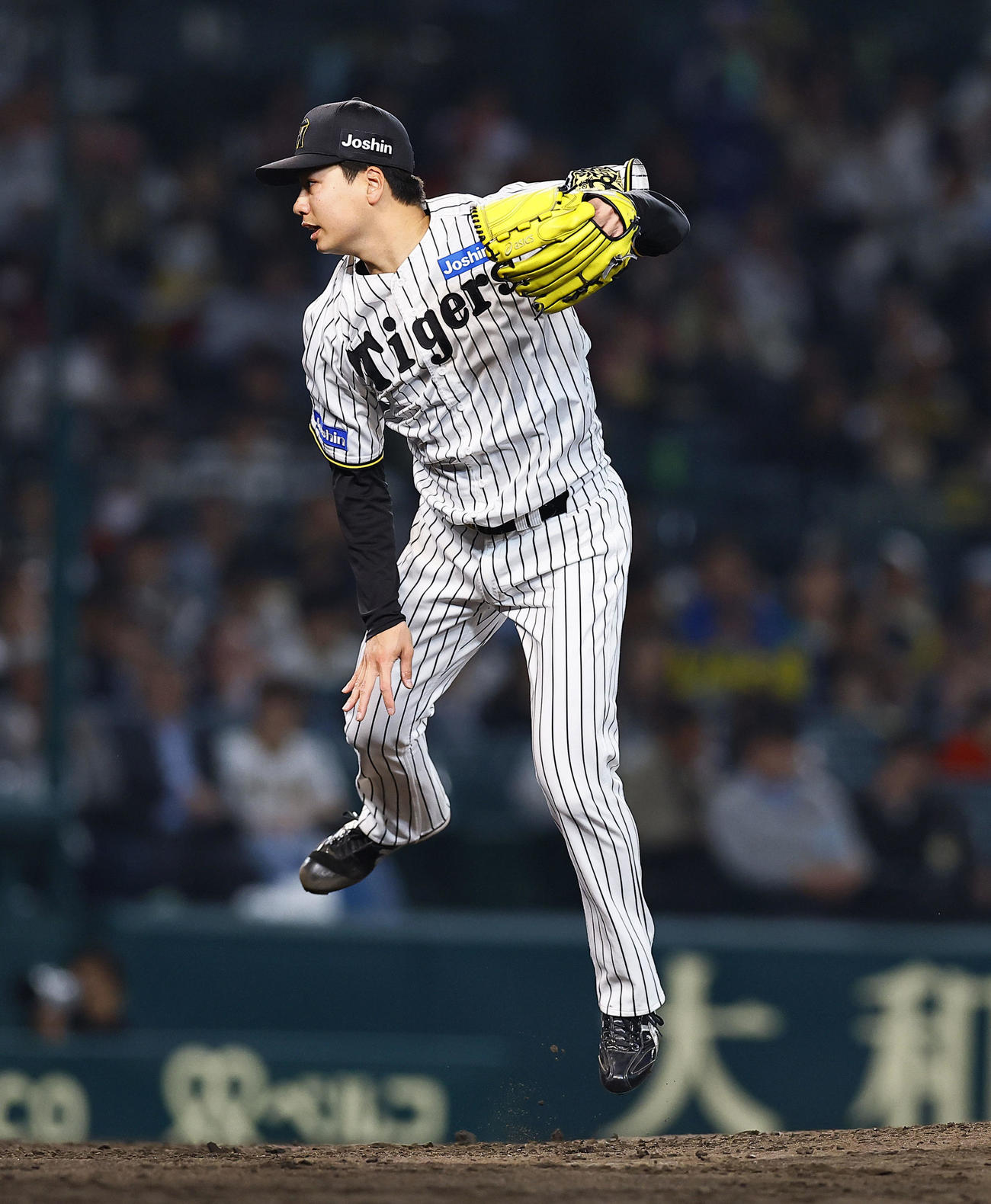 阪神対広島　6回から登板し、力投する阪神漆原（撮影・藤尾明華）
