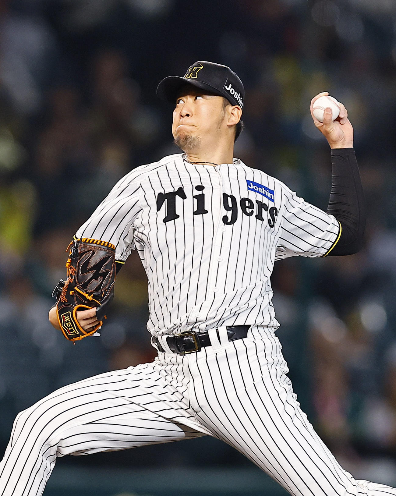 阪神対広島　9回、5番手で登板した阪神岩貞（撮影・藤尾明華）