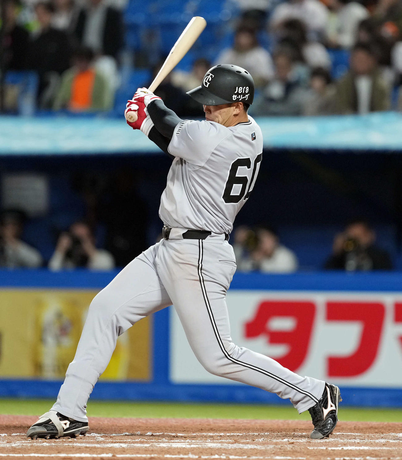 ヤクルト対巨人　7回表巨人無死、右前にプロ初安打を放つ荒巻（撮影・たえ見朱実）