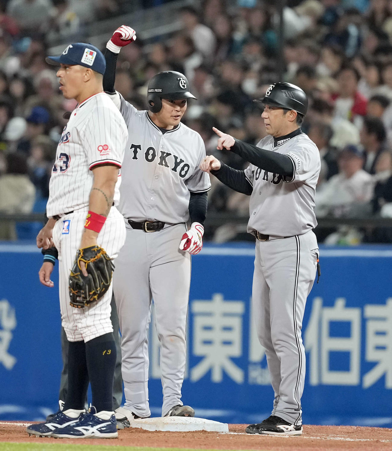 ヤクルト対巨人　7回表巨人無死、右前にプロ初安打を放ちポーズを決める荒巻（撮影・たえ見朱実）