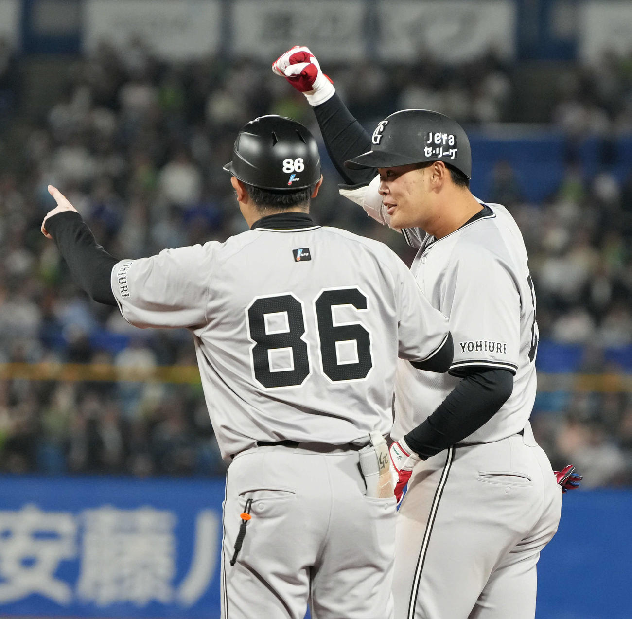 ヤクルト対巨人　7回表巨人無死、荒巻は右前にプロ初安打を放ちベンチに向かってガッツポーズ（撮影・小沢裕）