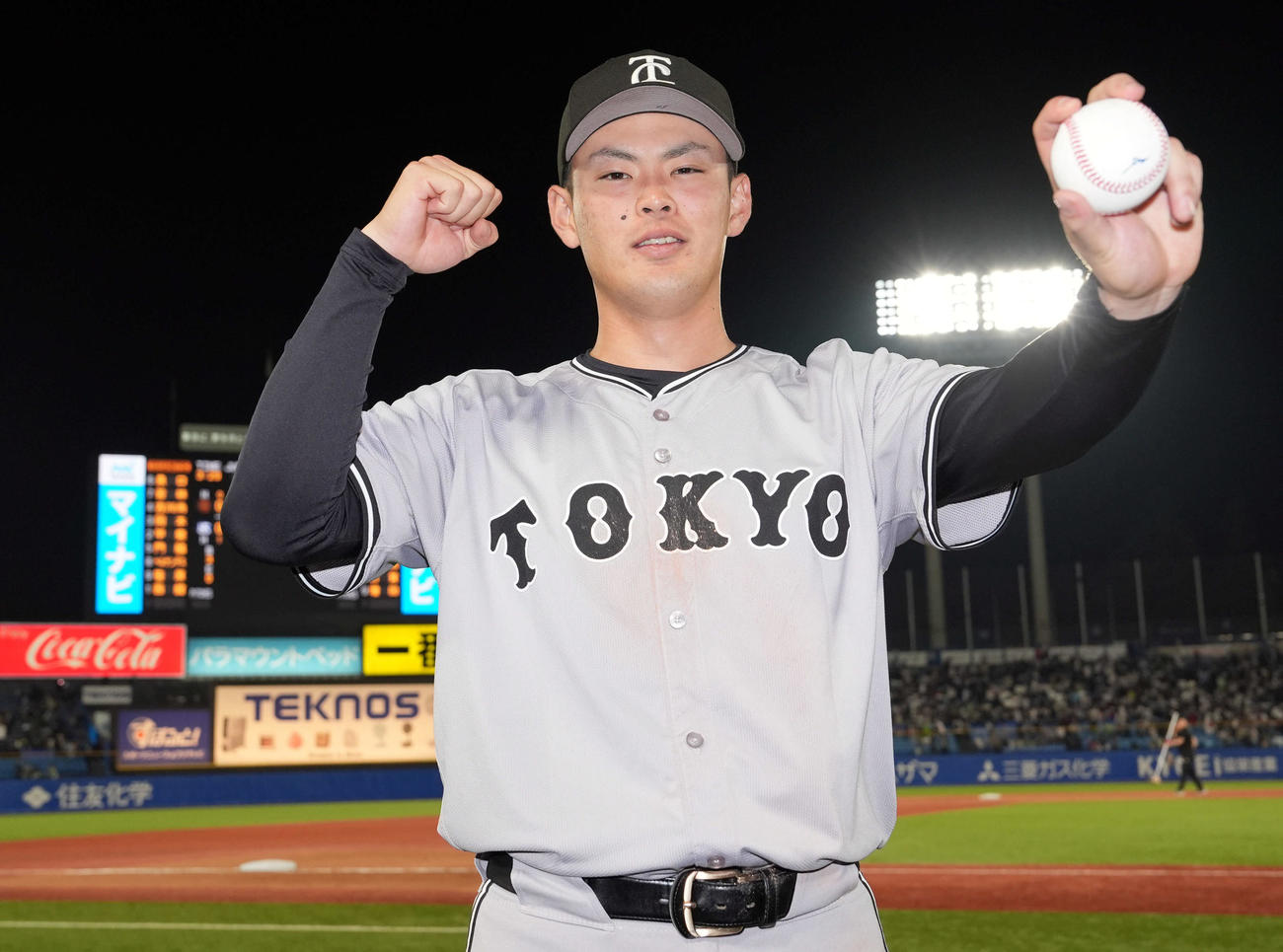 ヤクルト対巨人　プロ初安打を放ち記念ボールを適時打にポーズを決める巨人荒巻（撮影・たえ見朱実）
