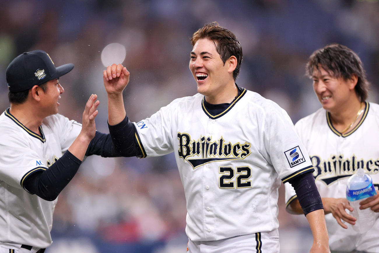 オリックス対日本ハム　日本ハムから勝利を挙げたオリックス九里（中央）は笑顔を見せる（撮影・上山淳一）