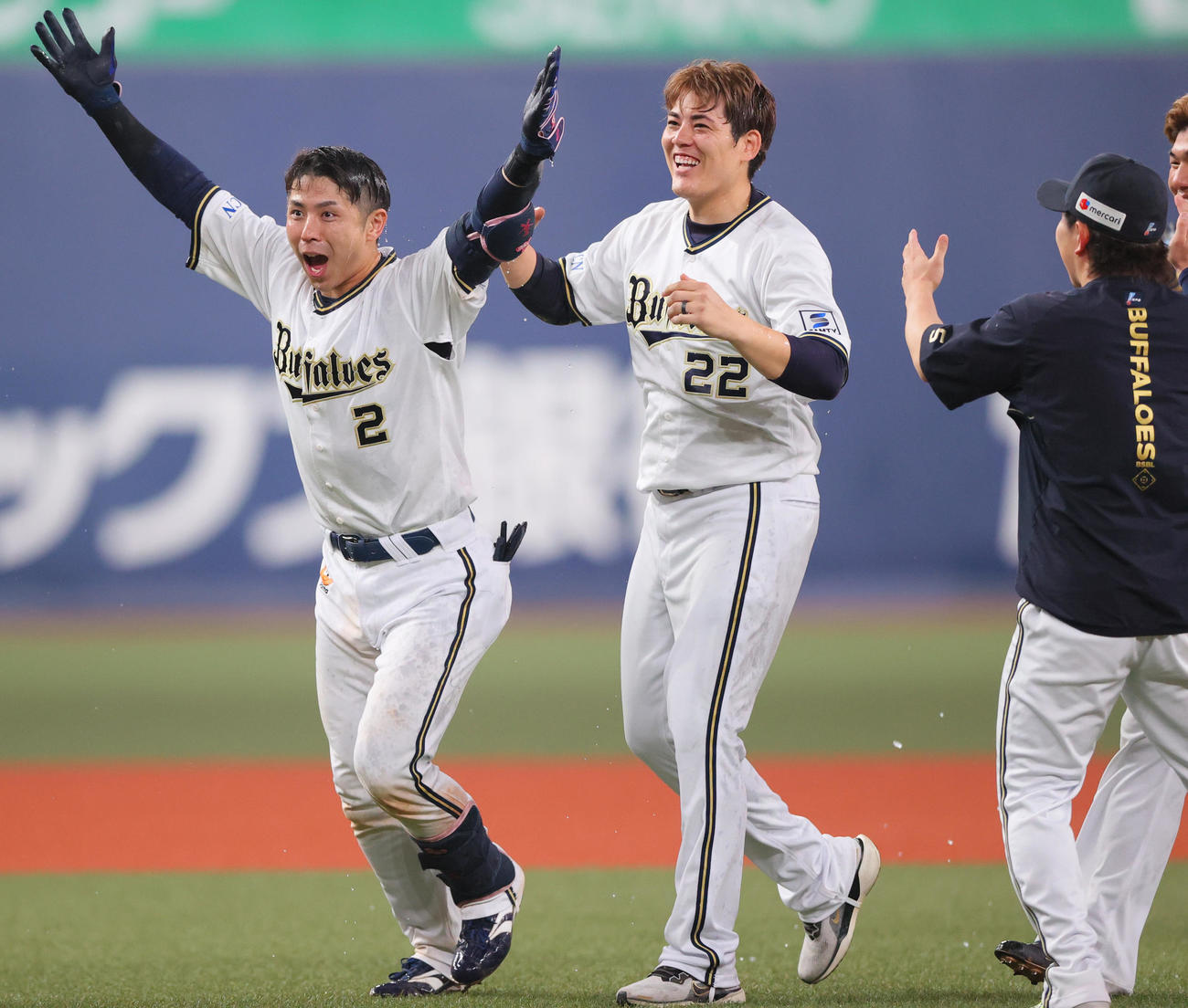 オリックス対日本ハム　9回裏オリックス1死一、二塁、若月（左）はサヨナラ中適時二塁打を放ち歓喜する、左から2人目は九里（撮影・上山淳一）