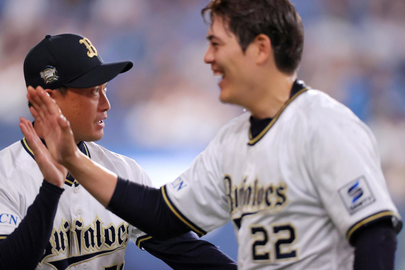 オリックス対日本ハム　日本ハムから勝利を挙げたオリックス九里（手前）らを出迎える岸田監督（撮影・上山淳一）