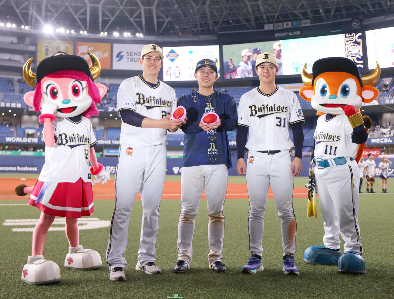 オリックス対日本ハム　「キャンプ地みやざきシリーズ」に勝利しマンゴーを手に写真に納まるヒーローの、左から九里、若月、太田（撮影・上山淳一）