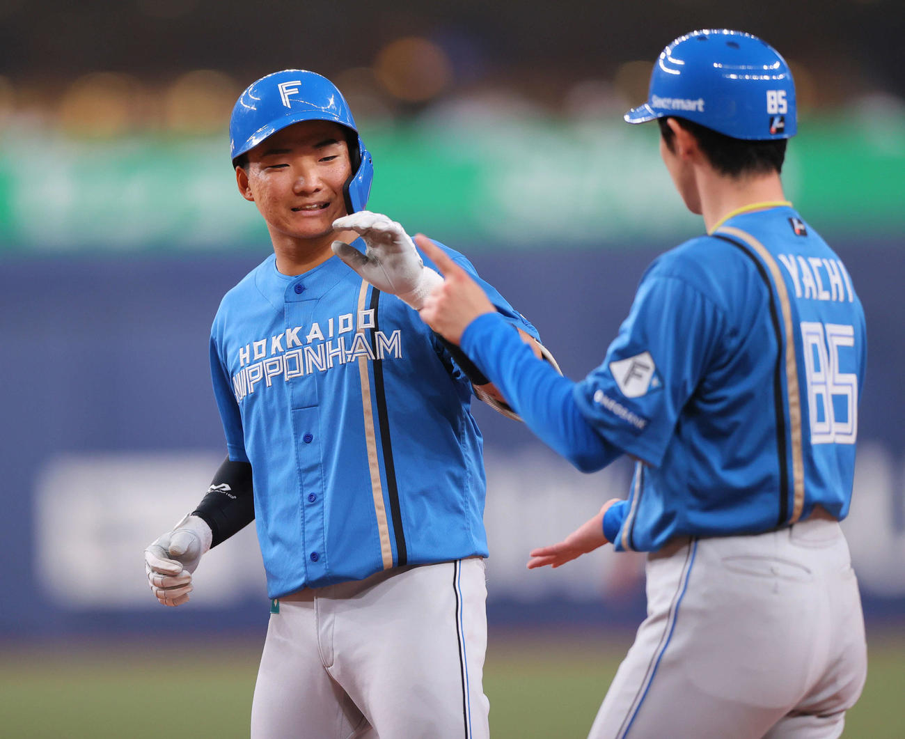 オリックス対日本ハム　8回表日本ハム1死、山県（左）は左前打を放つ（撮影・上山淳一）