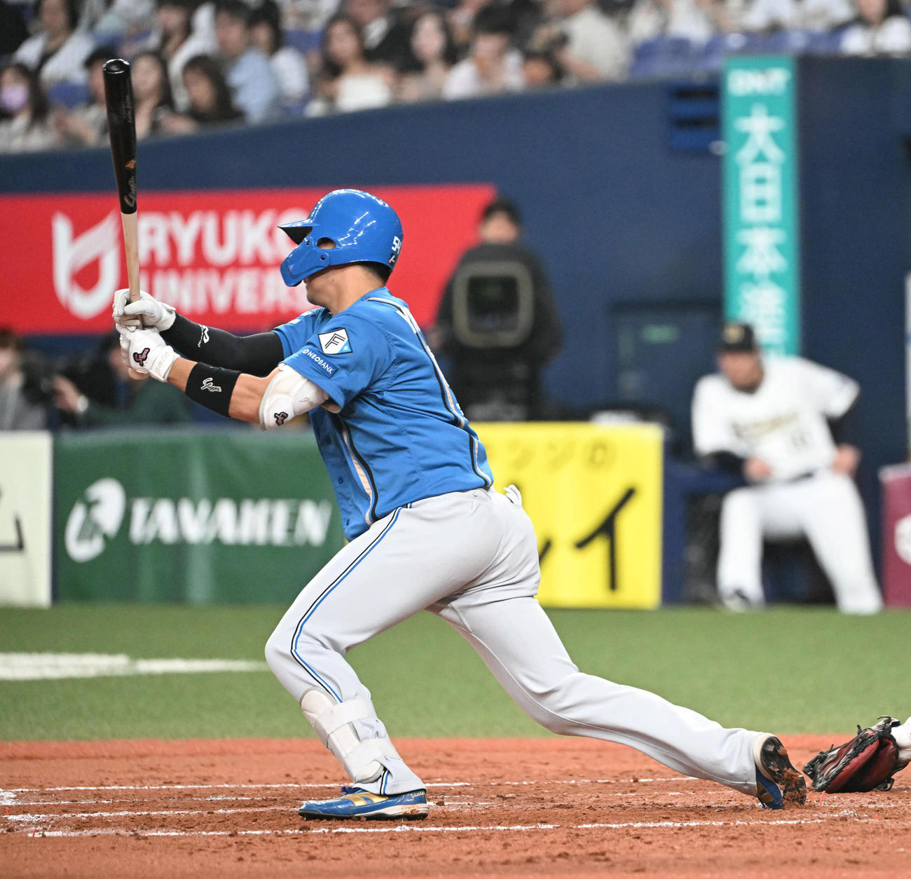 オリックス対日本ハム　2回表日本ハム1死、遊撃へ内野安打を放つ山県（撮影・和賀正仁）