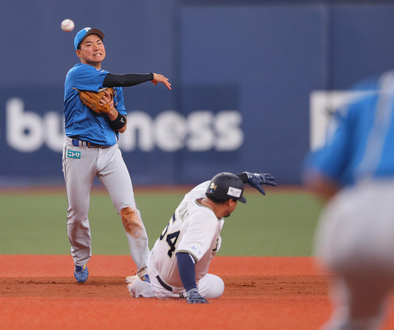 オリックス対日本ハム　6回裏オリックス1死一塁、二塁手山県（左）は頓宮を三ゴロ併殺に仕留める。右は一走ディアス（撮影・上山淳一）