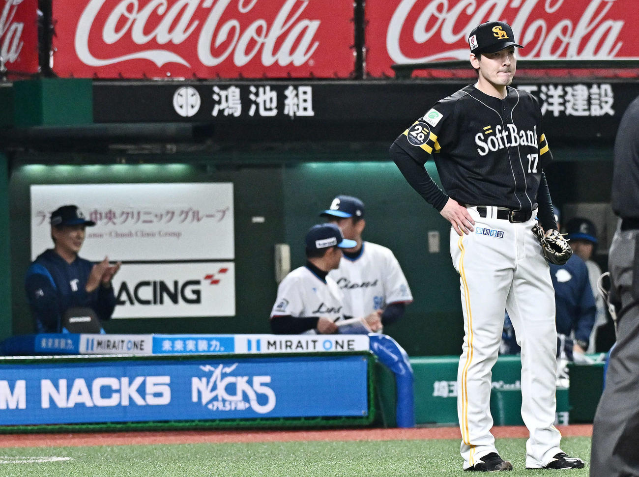 西武対ソフトバンク　7回裏西武1死二塁、西川に適時二塁打を許した有原（手前）（撮影・滝沢徹郎）